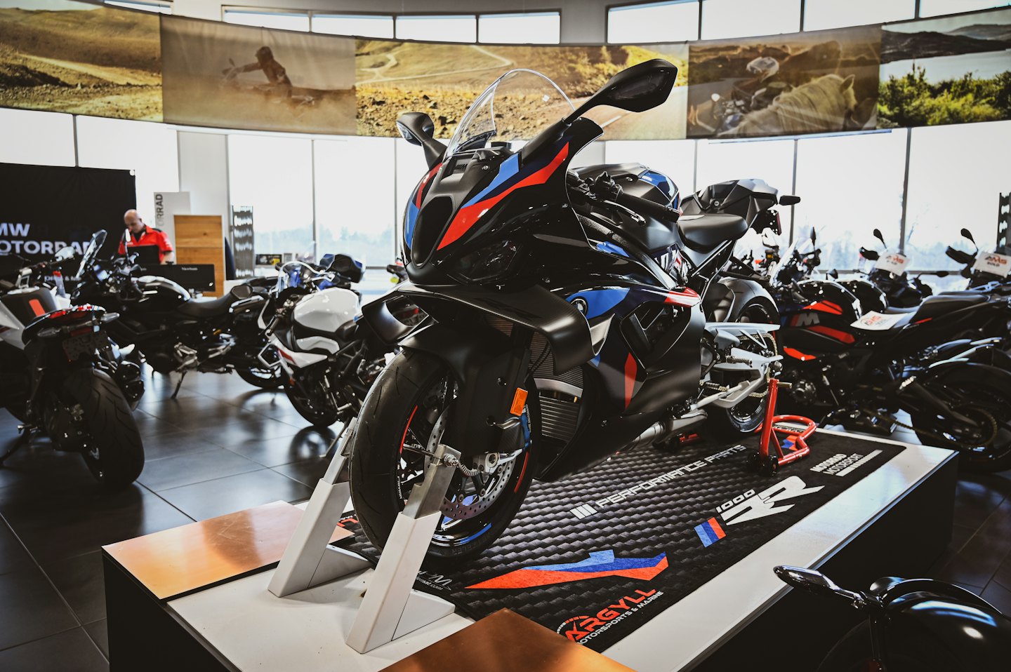 Una moto moderna su un cavalletto nel salone di una concessionaria.